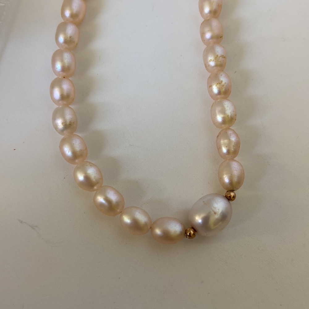 Elegant Faux Pearl Necklace - Picture 8 of 9